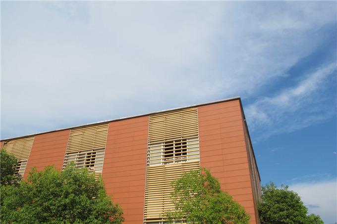 A parede da terracota da fachada de Rainscreen telha os painéis cerâmicos bege com resistência UV